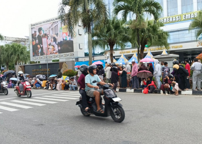 Ratusan Warga Rela Antre Demi Takjil Gratis di Kantor Gubernur Kaltim, Sebagian Mengeluh Tak Kebagian