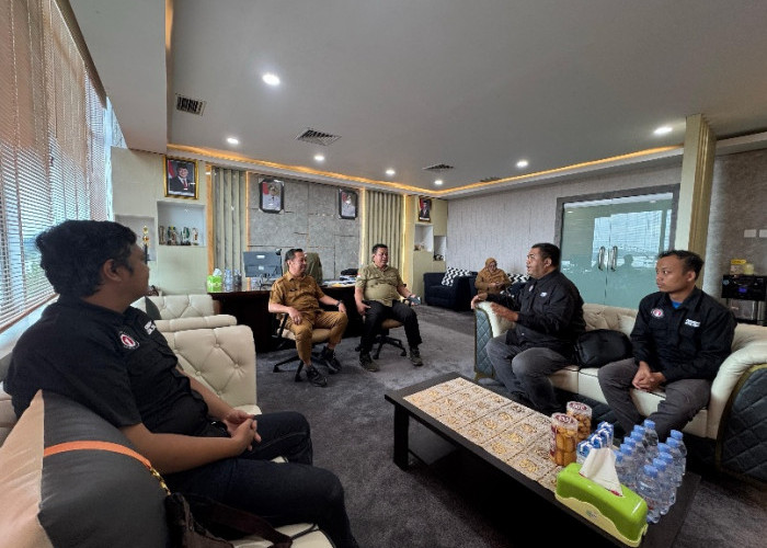 Diskominfo Kukar dan Disway Kaltim Jajaki Kolaborasi Penguatan Informasi Publik 