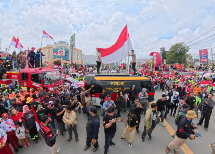 Ribuan Relawan dan Warga Gelar Upacara Pengibaran Bendera di Simpang Empat Lembuswana