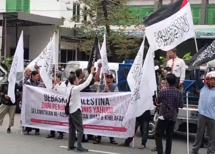 Massa Aksi Bela Palestina Tuntut Pemimpin Negeri Muslim Berani Kirim Bantuan Militer