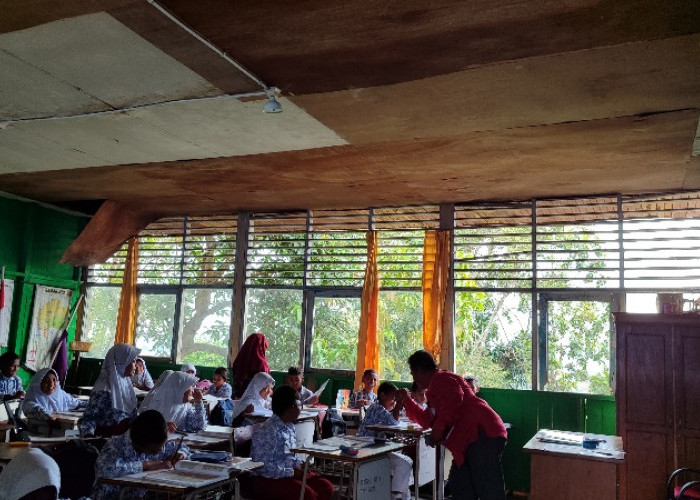 Mirisnya SDN O2O Sempaja Selatan: Atap Jebol, Rawan Longsor dan Ditelantarkan Pemerintah Pusat