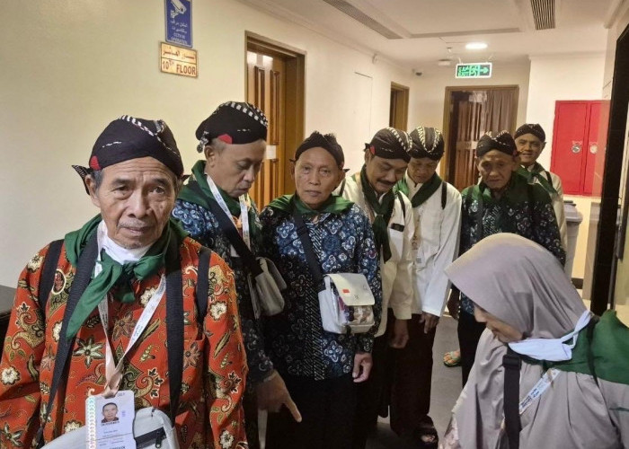 Tampil Beda, Jamaah Haji Asal Gunungkidul Kenakan Belangkon di Tanah Suci