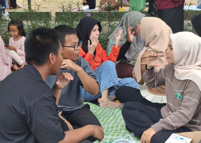Komunitas Tuli Paser Ajarkan Warga Belajar Bahasa Isyarat di Ruang Publik 