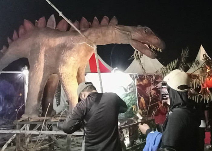 Dinosaurus Show Sedot Perhatian Pengunjung Festival Sempekat Harmoni Budaya Kutai 2026