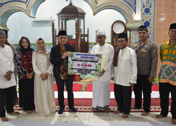 Pemkab Kubar Serahkan Bantuan Rp15 Juta untuk Masjid Al-Istiqomah