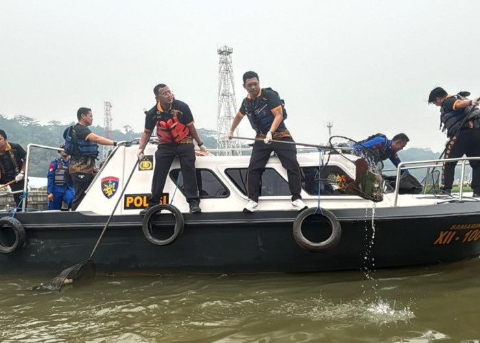 Polresta Samarinda Bersama Pemerintah dan Masyarakat Gotong Royong Bersihkan Sungai Mahakam