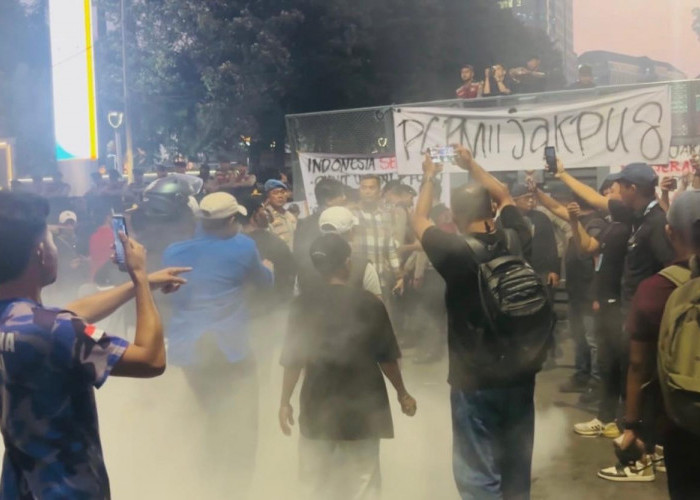 Suarakan 4 Tuntutan, Demo Tolak MBG dan KDMP di Patung Kudang Jakarta Ricuh