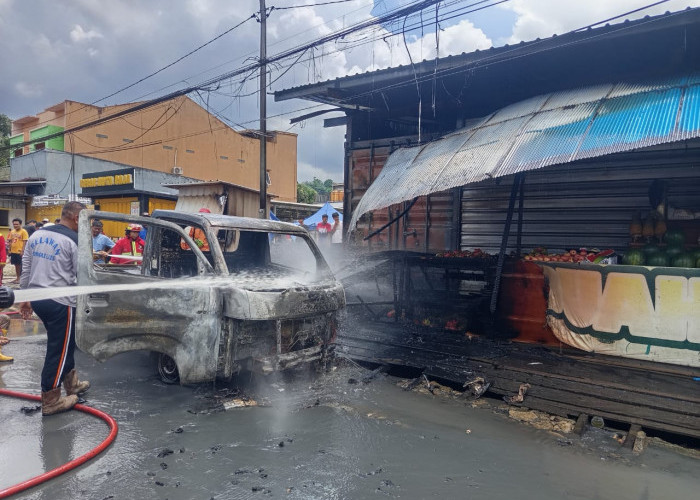 Mobil Pick Up Terbakar di Jalan Sejati, Sopir Alami Luka Bakar