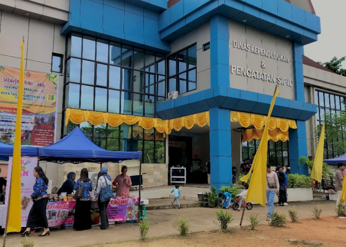 Disdukcapil Berau Buka Pelayanan Sambil Gelar Bazar Sembako Murah