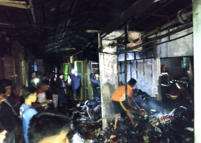 Kebakaran di Pasar Senaken Hanguskan Kios Pakaian, Belum Diketahui Penyebabnya