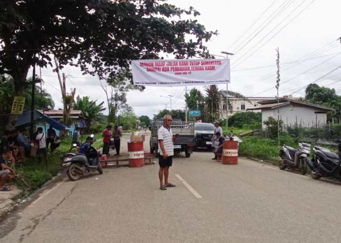 Tak Ada Perbaikan, Warga Blokir Jalan Nasional di Kutai Barat yang Rusak Parah