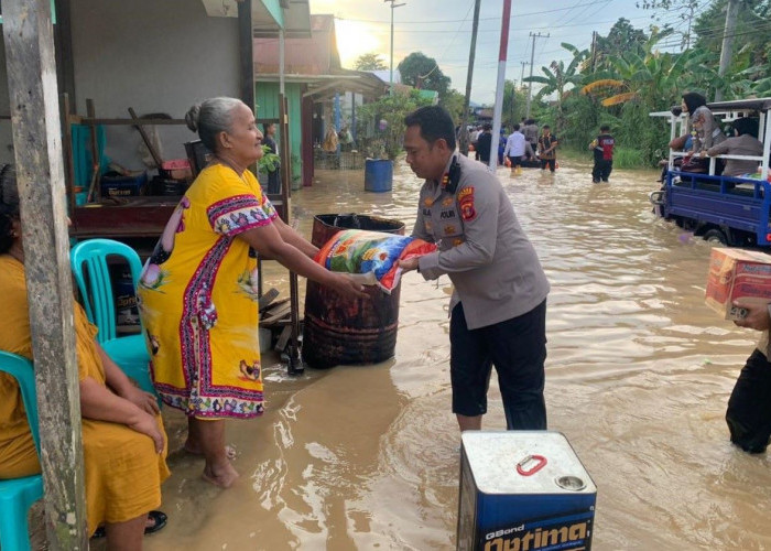 Kapolres Kutim Salurkan 60 Paket Sembako untuk Warga Terdampak Banjir Sangatta Selatan