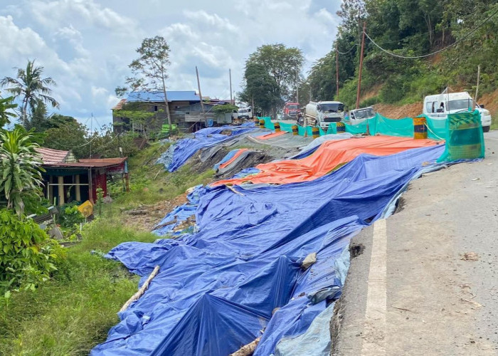 Jalan Poros di KM 28 Batuah Kembali Ambles, Komisi III DPRD Kaltim Dorong Perbaikan Permanen