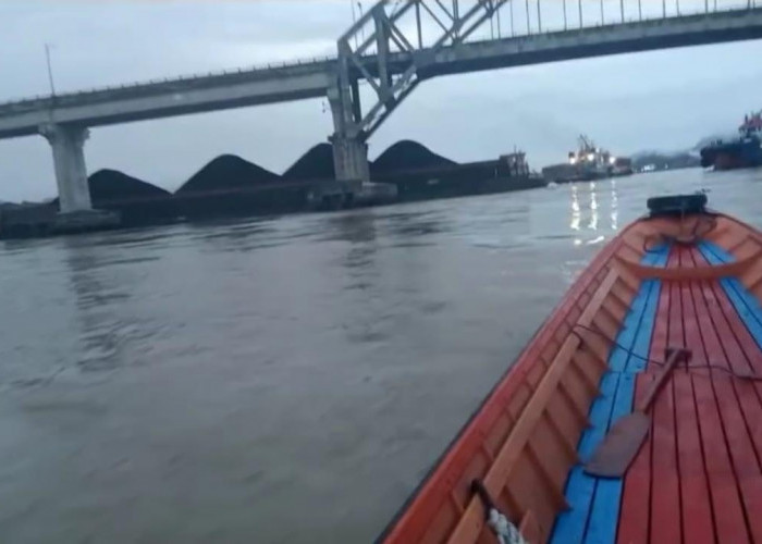 Breaking News! Kapal Ponton Tabrak 2 Pilar Jembatan Mahulu Samarinda