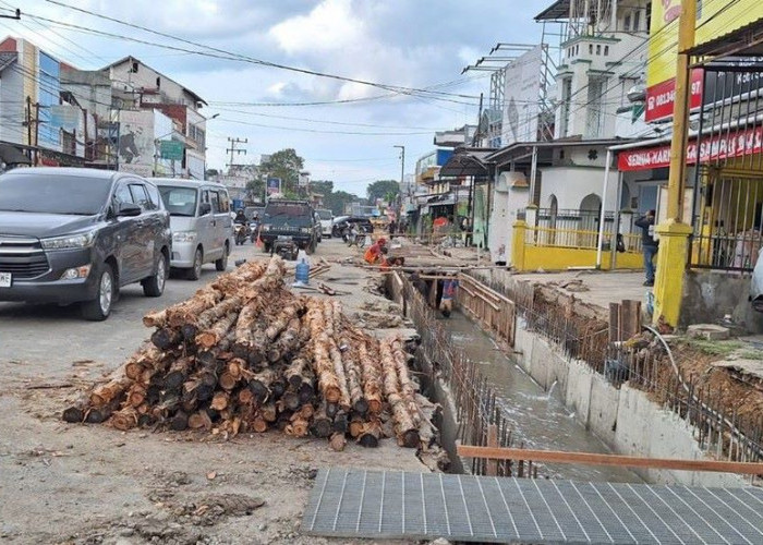 Andi Harun Tegur DPUPR dalam Proyek Revitalisasi Drainase dan Trotoar