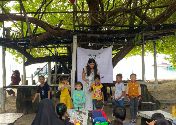 Anak-anak Maratua Belajar Bahasa Inggris Sembari Menikmati Keindahan Pantai