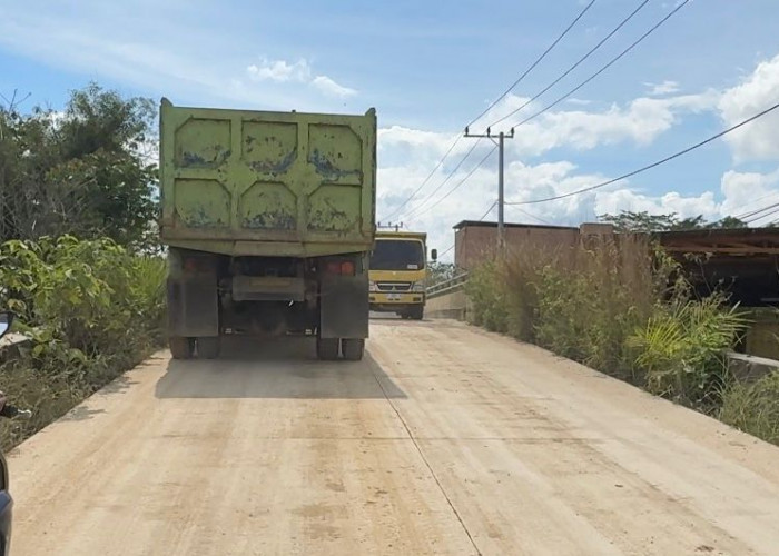DPRD Kutim Singgung Truk Perusahaan Semen Gunakan Jalan Umum, Warga Ketiban Debu Jalanan