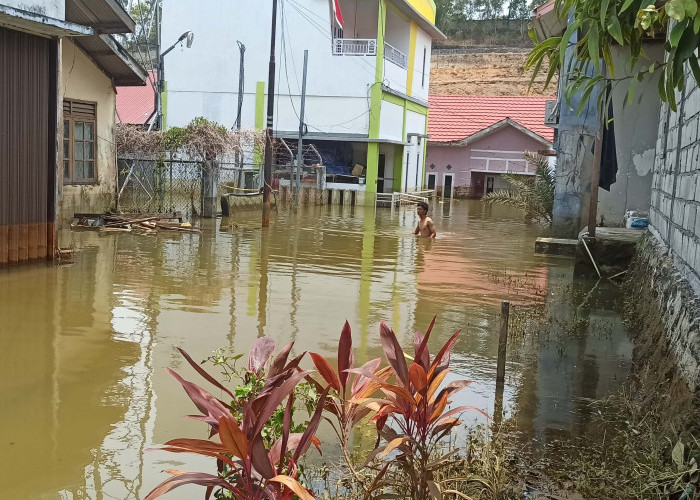 Tiga Janji Rahmad Mas'ud Selesaikan Banjir 22 Rumah Warga Perumahan GPA