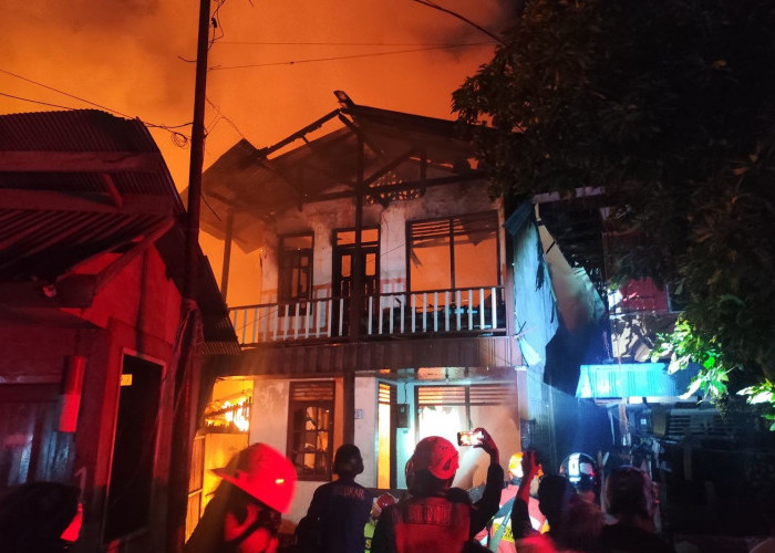 Kebakaran Besar Hanguskan 4 Rumah di Balikpapan, BPBD Kerahkan Belasan Unit Pemadam