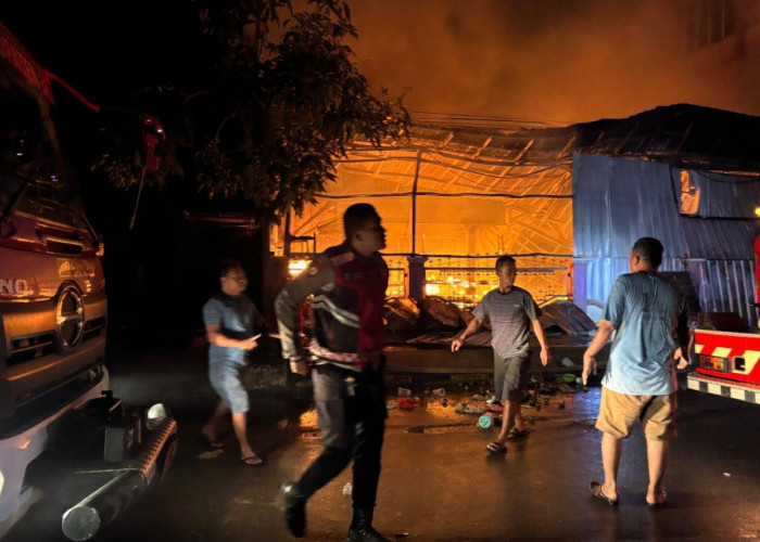 Si Jago Merah Lahap Satu Bangunan di Rinding, Berau