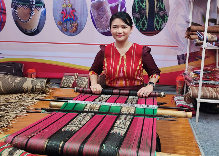 Sulam Tumpar hingga Ulap Doyo, Dekranasda Kutai Barat Curi Perhatian di Kaltim Fair 2025 