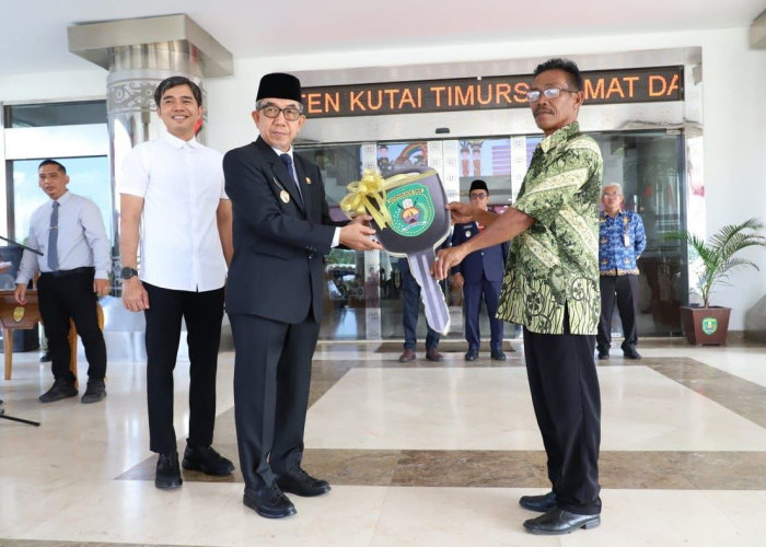 Bupati Kutim Serahkan 35 Motor Operasional untuk Ketua RT Singa Gewe
