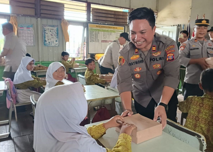 Dukung Program Makan Bergizi Nasional, Kepolisian di Kukar Berbagi Makanan di Sekolah