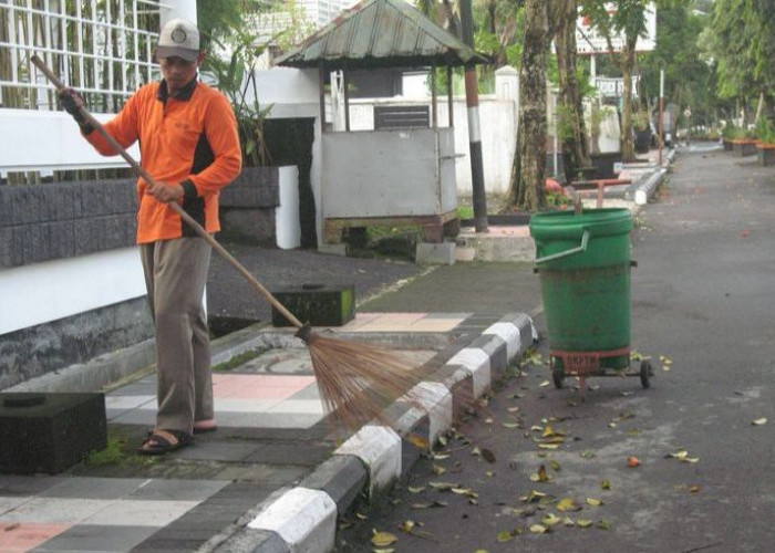 Anggaran Hanya Cukup 9 Bulan, Puluhan Penyapu Jalan Sangatta Selatan Dirumahkan