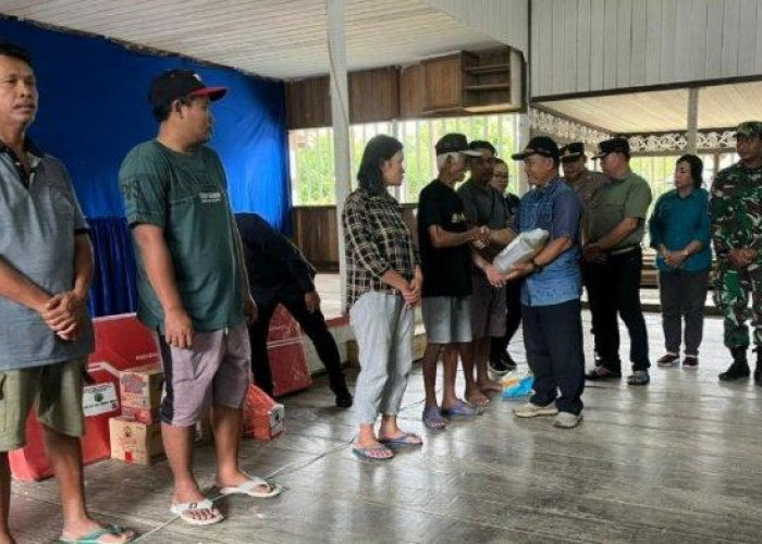 Salurkan Bantuan Kebakaran di Long Hubung, Wabup Mahulu Minta Semua Kampung Sediakan Alat Pemadam