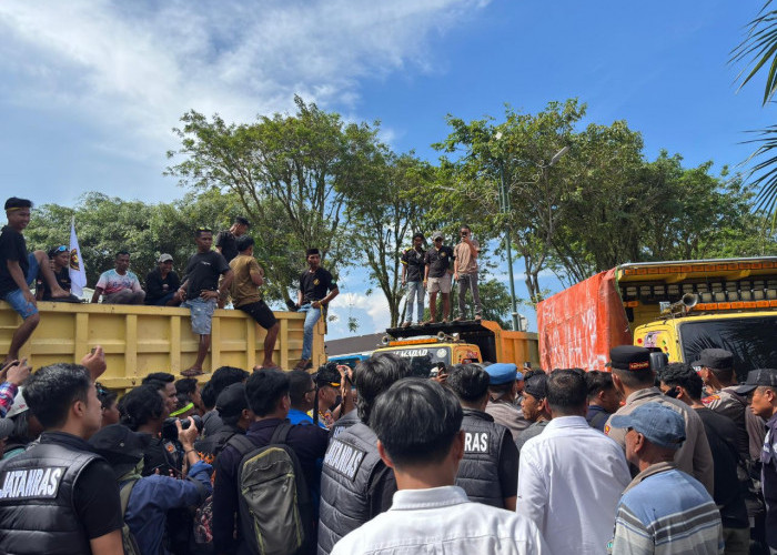 Ratusan Sopir Truk Unjuk Rasa Padati Kantor DPRD Balikpapan