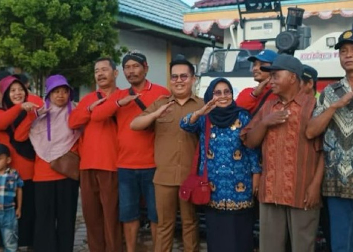 Wabup Rendi Solihin Bagikan Bantuan Pertanian di Desa Panca Jaya