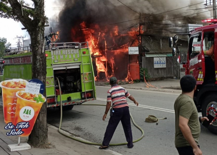 Pom Mini Terbakar, Warga Jl Wahid Hasyim Samarinda Panik Menyelamatkan Diri