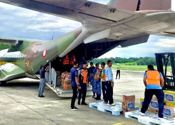 Pesawat CN-295 Terbangkan Donasi dari Lanud Dhomber untuk Korban Banjir Bandang di Sumatra