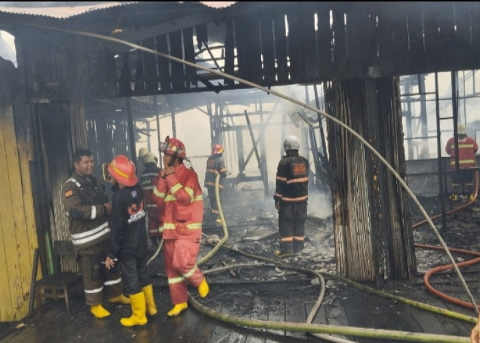 Diduga Ledakan Kompor, 10 Bangunan Rumah di Samarinda Seberang Hangus