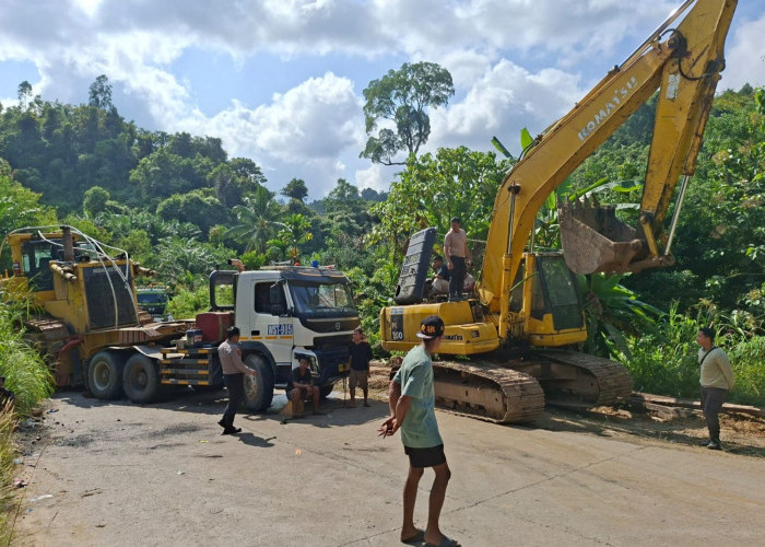 Trailer Bermuatan Dozer Tutup Akses Jalan di Gunung Soroq Siluq Ngurai Kutai Barat