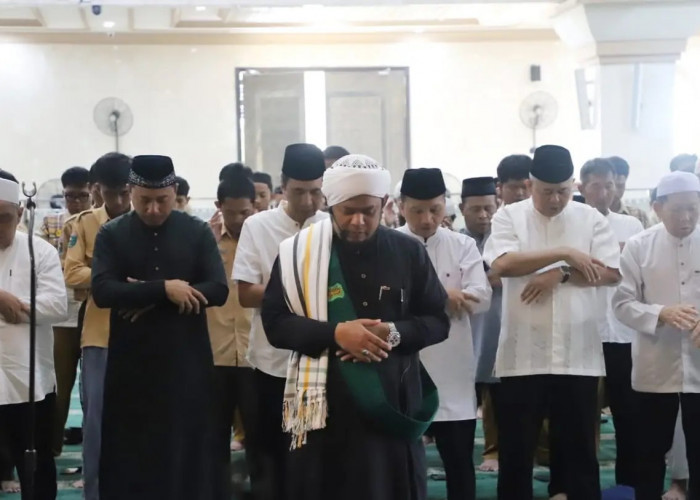 Minta Turun Hujan, Pejabat Pemprov Kaltim Gelar Salat Istisqa di Samarinda