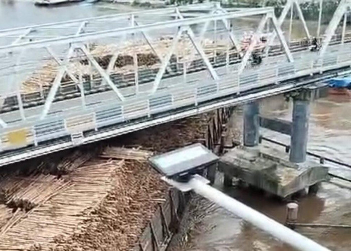 Jembatan Mahakam Ditabrak Tongkang Bermuatan Kayu, Sempat Goyang Membuat Pengendara Panik