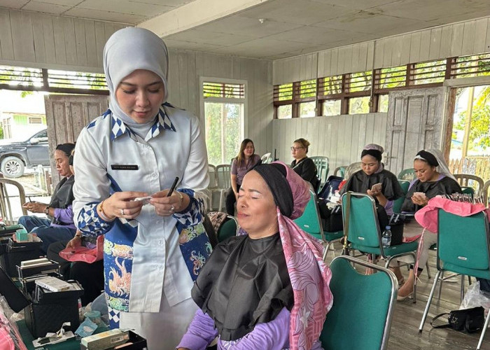 DP3A Kukar dan IWAPI Ajari Ibu-Ibu di Kecamatan Kenohan Cara Merias Wajah