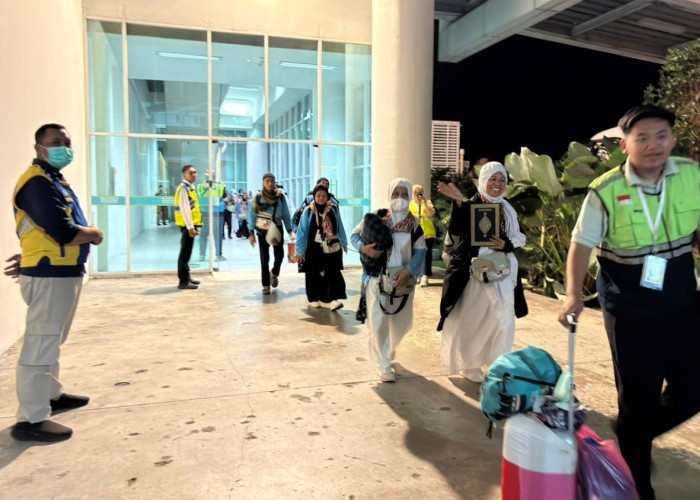 Kloter Pertama Haji Tiba di Balikpapan, Jamaah Bawa Cerita dan 'Unta' Khas Tanah Suci