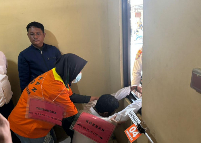 Rekonstruksi Kasus Dugaan Pembunuhan Ketua RT di Balikpapan, Tubuh Korban Dibuang Lewat Jendela
