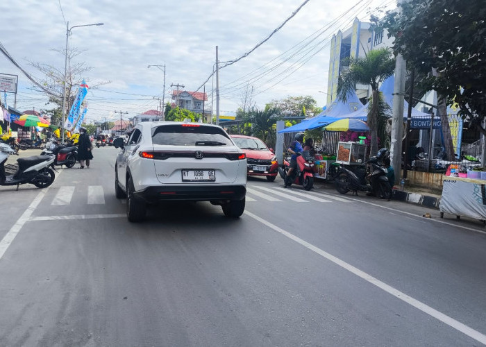 Siap-Siap, Pedagang Kaki Lima Berjualan di Atas Trotoar Akan Digusur