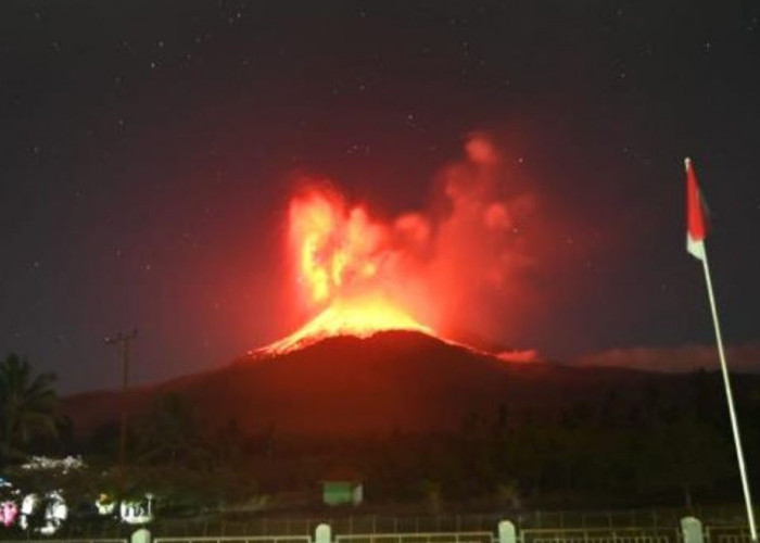 2 Gunung Api di Indonesia Erupsi, Lewotobi Semburkan Abu 1 Km, Semeru Gempa 21 Kali