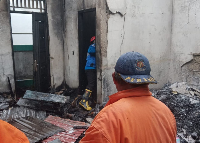 Rumah Kos di Purworejo Tering Terbakar, 1 Unit Motor Hangus dan Mobil Minibus Terdampak
