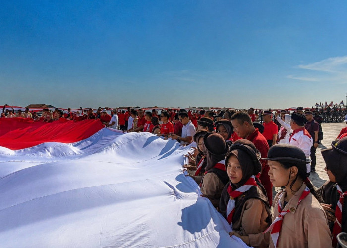 Bendera Berukuran Raksasa Dikibarkan di Pelataran Bontang Kuala