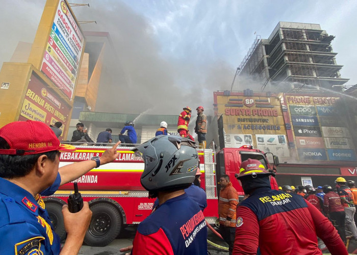 Si Jago Merah Lahap Ruko Surya Phone Samarinda, Diduga Korsleting Listrik