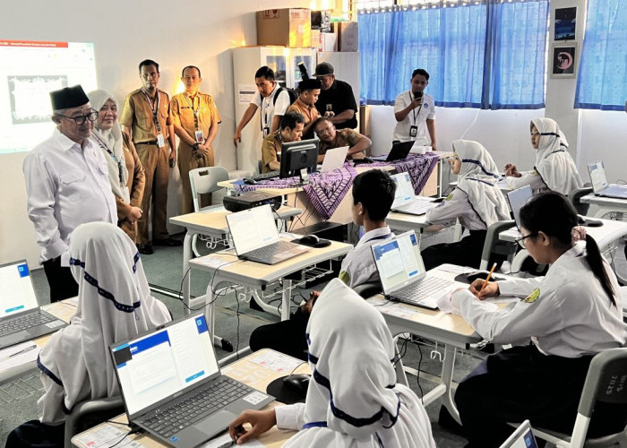 Mendikdasmen Pantau TKA SMP Hari Pertama, Ingatkan Guru Jaga Kejujuran Siswa