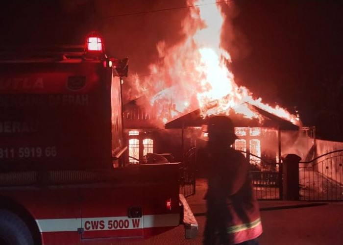 Breaking News! Rumah Kosong di Tanjung Redeb Terbakar