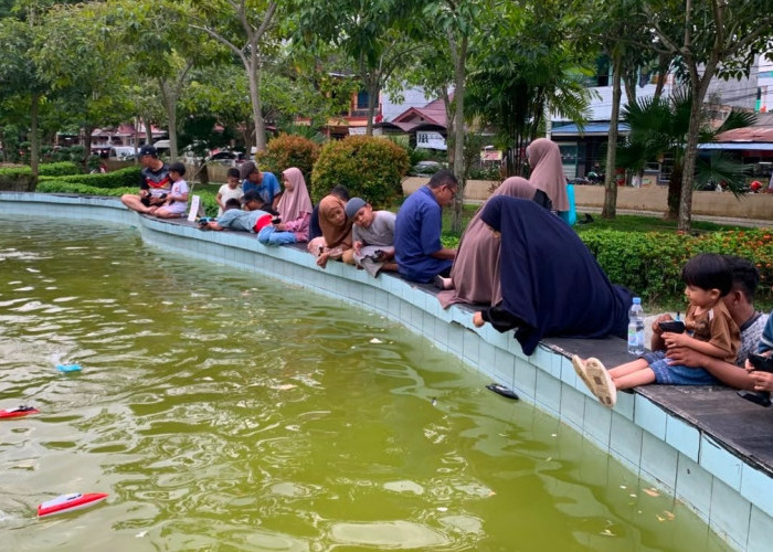 Dari Kolam Taman Tiga Generasi, Kapal Mini Menggerakkan Rezeki Akhir Pekan