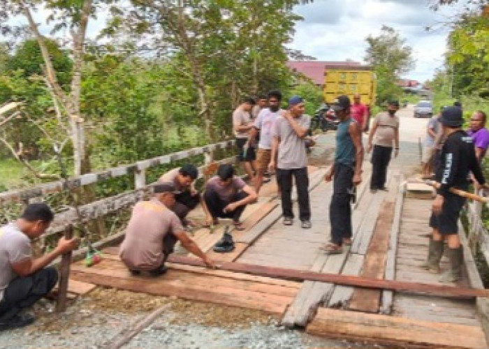 Polsek Melak Perbaiki Akses Vital Warga