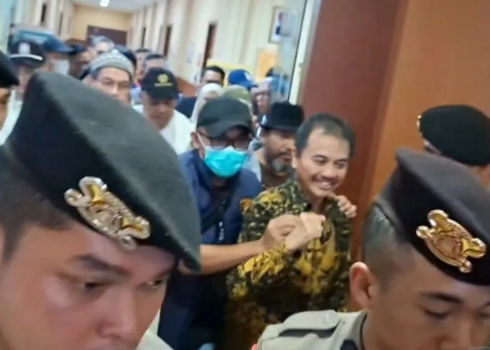 Roy Suryo Teriak 'Allahu Akbar' saat Keluar dari RS Polri bersama Dokter Tifa 